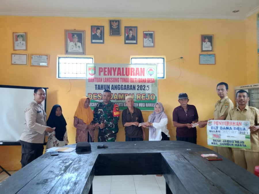 Babinsa Koramil 406-09/Terawas Hadiri Pembagian BLT dan Cek Titik 0% di Desa Jambu Rejo
