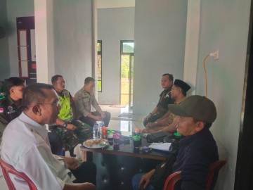 Sertu Gianto jalin ke akraban bersama kepala desa dan masyarakat desa binaan