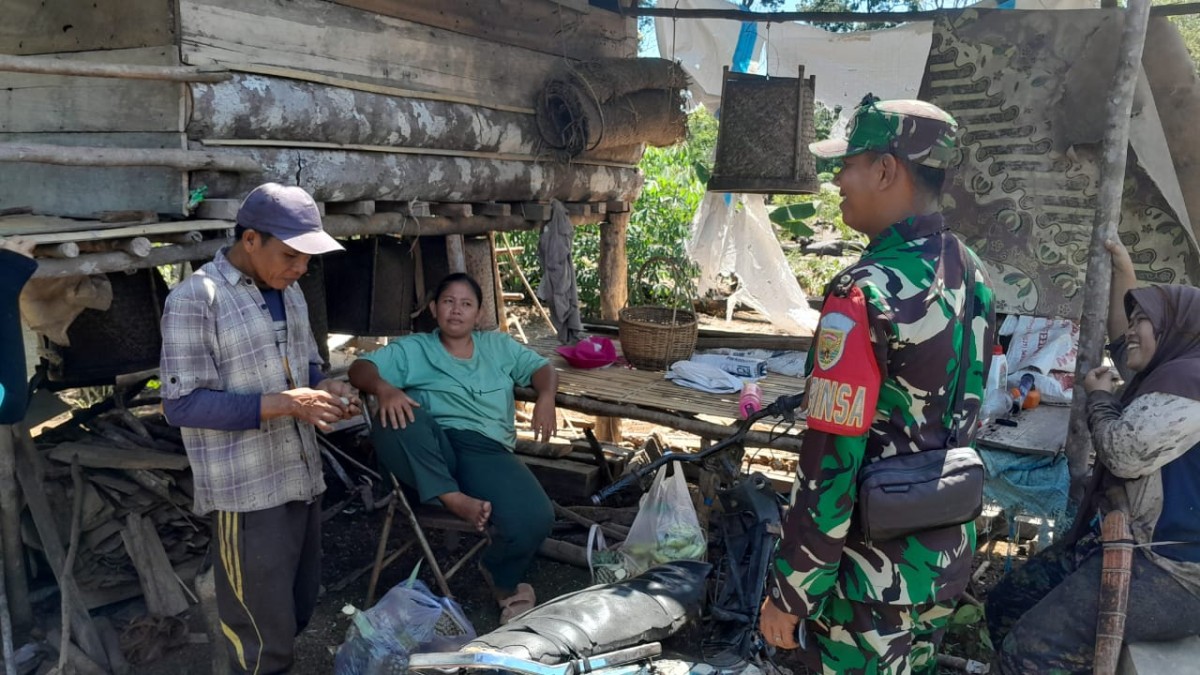 Babinsa Koramil 406-05/Muara Kelingi Jalin Kedekatan dengan Warga Desa Sadu