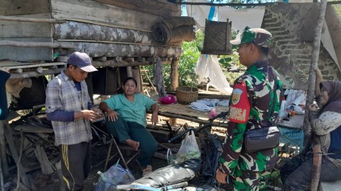 Babinsa Koramil 406-05/Muara Kelingi Jalin Kedekatan dengan Warga Desa Sadu