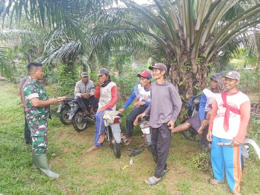 Serma Taufik Babinsa Koramil 406-04/muara Lakitan dan Babinsa Kamtibmas jalin silahturahmi dengan masyarakat di wilayah desa binaan