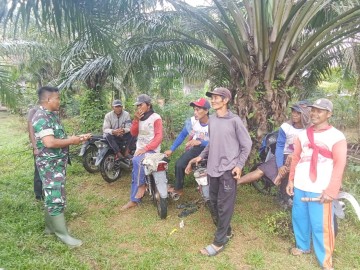 Serma Taufik Babinsa Koramil 406-04/muara Lakitan dan Babinsa Kamtibmas jalin silahturahmi dengan masyarakat di wilayah desa binaan