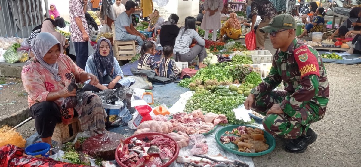 Anggota Koramil 406-03/Rupit Laksanakan Pengecekan Harga Sembako dan Komsos dengan Pedagang Mikro di Kecamatan Rupit