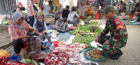 Anggota Koramil 406-03/Rupit Laksanakan Pengecekan Harga Sembako dan Komsos dengan Pedagang Mikro di Kecamatan Rupit