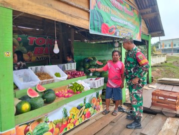 Babinsa Koramil 406-02/Rawas Ilir Jalin Komunikasi Sosial dengan Warga Desa Beringin Makmur II