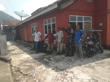 Babinsa Koramil 406-08/Lubuk Linggau Laksanakan Komsos dan Monitoring Perbaikan Lampu Jalan di Kelurahan Keputraan