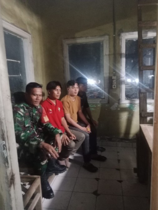 Babinsa Koramil 406-05/Muara Kelingi Aktif Laksanakan Siskamling di Desa Petunang