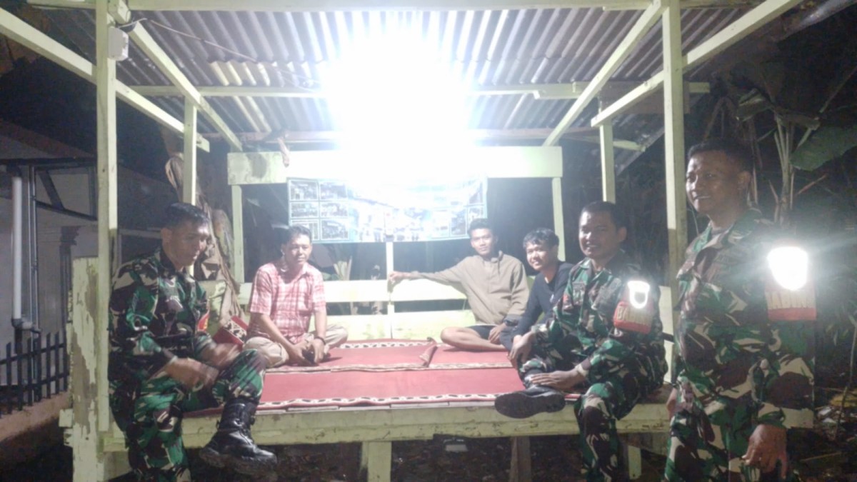 Babinsa Koramil 406-10/Lubuklinggau Timur Laksanakan Kegiatan Siskamling Bersama Warga