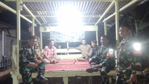 Babinsa Koramil 406-10/Lubuklinggau Timur Laksanakan Kegiatan Siskamling Bersama Warga