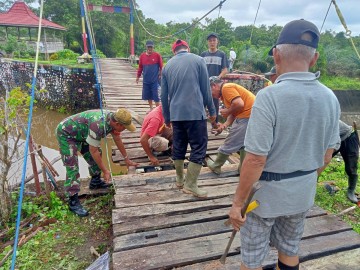 Babinsa Koramil 406-01/Rawas Ulu Bersama Warga Gotong Royong Rehabilitasi Jembatan di Desa Lesung Batu Muda