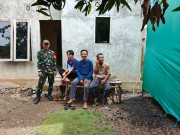 Sertu Nopiris, Babinsa Koramil 406-05/Muara Kelingi, Jalin Keakraban dengan Warga Desa Sukamenang