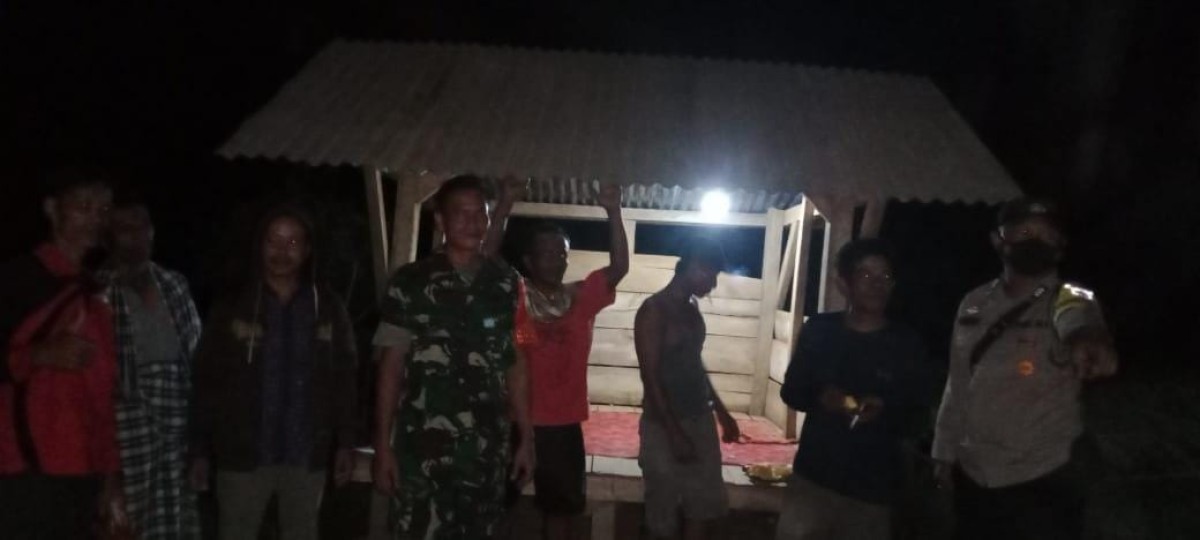 Babinsa Koramil 406-05/Muara Kelingi Kodim 0406/Lubuklinggau Serma Zulkarnain dan Bhabinkamtibmas Laksanakan Poskamling di Desa Beliti Jaya