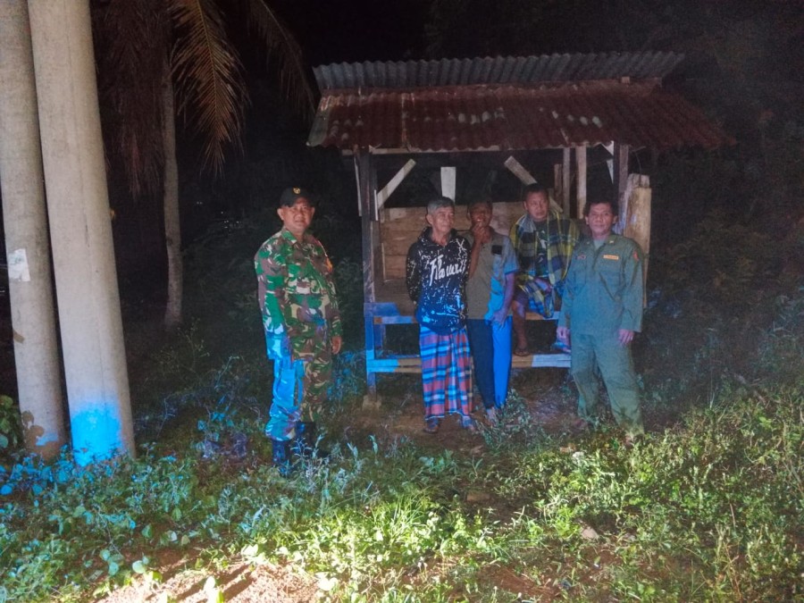 Babinsa Koramil 406-07/Jayaloka Bersama Hansip Desa Laksanakan Siskamling Jaga Stabilitas Keamanan di Kecamatan Sukakarya