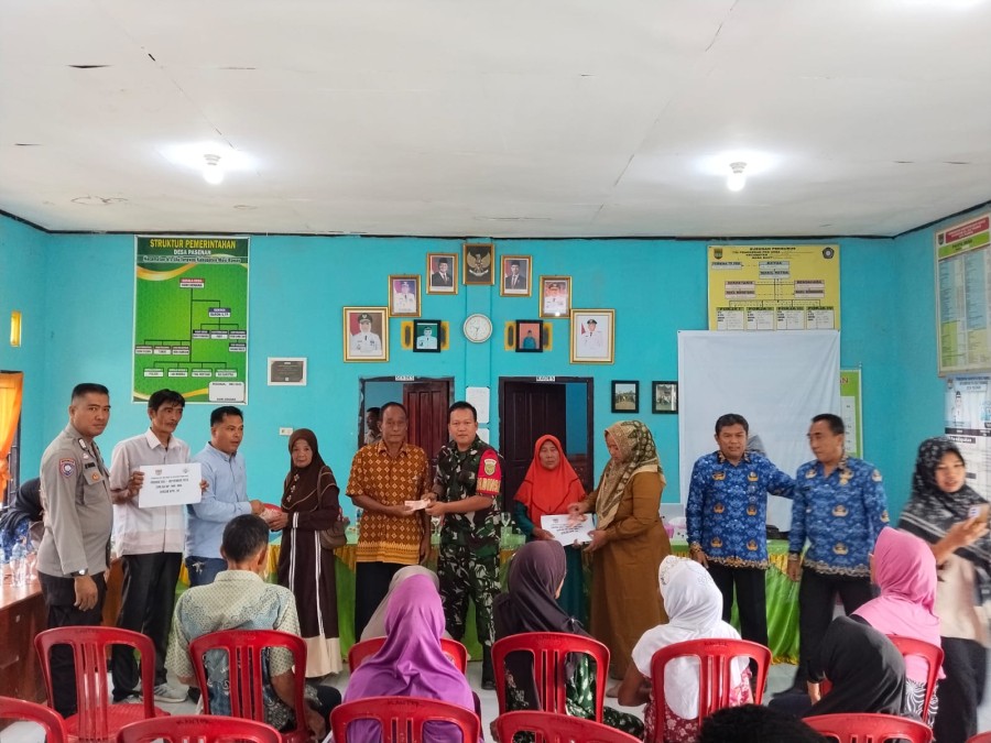 Babinsa Koramil 406-09/Terawas Hadiri Undangan Pembagian BLT di Desa Pasenan