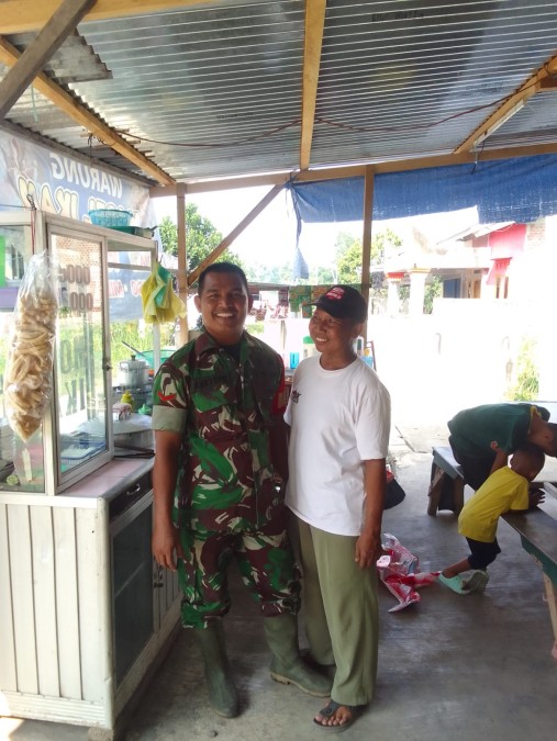 Babinsa Koramil 406-10/ Lubuklinggau Timur Jalin Keakraban dengan Warga Kelurahan Ceremeh Tabah, Kecamatan Lubuklinggau Timur II