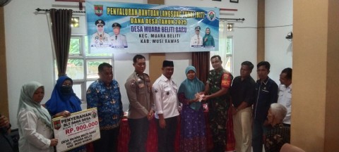 Pastikan berjalan dengan aman dan nyaman Serma efriyansah hadiri pembagian BLT di wilayah binaan