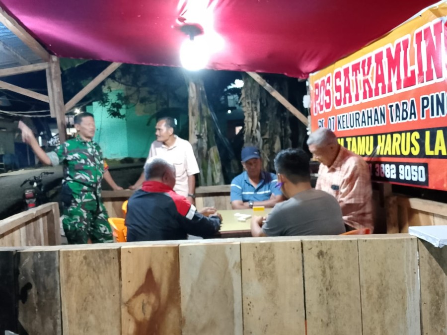 Babinsa Koramil 406-10/Lubuklinggau Timur Laksanakan Siskamling, Wujud Nyata Jaga Stabilitas Keamanan Wilayah