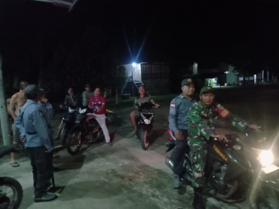 Anggota Koramil 406-01/Rawas Ulu Bersama Warga Laksanakan Patroli Siskamling di Desa Lesung Batu