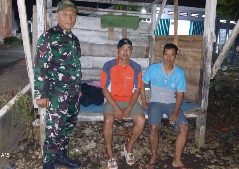 Babinsa Koramil 406-05/Muara Kelingi, Kopda Agung Prayogi, Ajak Warga Desa Sembatu Jaya Aktif Siskamling Demi Keamanan Lingkungan