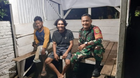 TNI MEMBANGUN DESA: Praka Al Wahid Babinsa Koramil 406-05/Muara Kelingi Aktif Laksanakan Siskamling Demi Stabilitas Keamanan di Desa Gunung Kembang Lama
