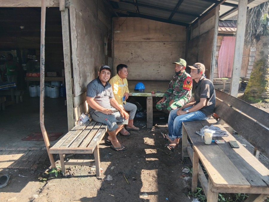 Babinsa Koramil 406-08/Lubuk Linggau Ajak Warga Jaga Kebersihan Lingkungan di Musim Penghujan