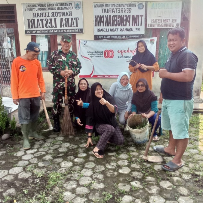 Jalani Hidup Bersih, Sertu Martan Babinsa Koramil 406-10/Lubuklinggau Timur Bersihkan Kantor Lurah Taba Lestari