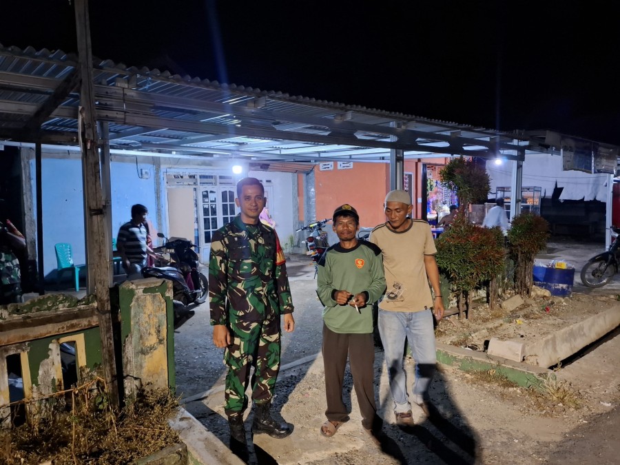 Babinsa Koramil 406-01 Ajak Warga Desa Sukomoro Giat Laksanakan Siskamling Demi Ciptakan Kondisi Kondusif