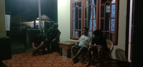 Babinsa Koramil 406-07/Jayaloka, Serda Sutarmono, Laksanakan Patroli Siskamling di Desa Margatani