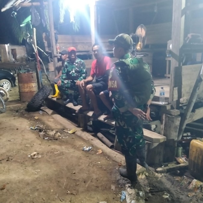 Babinsa Koramil 406-02/Rawas Ilir Laksanakan Siskamling Bersama Warga Desa Mekar Sari