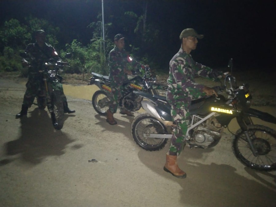 Babinsa Koramil 406-02/Rawas Ilir Laksanakan Siskamling Bersama Warga Desa Mekar Sari