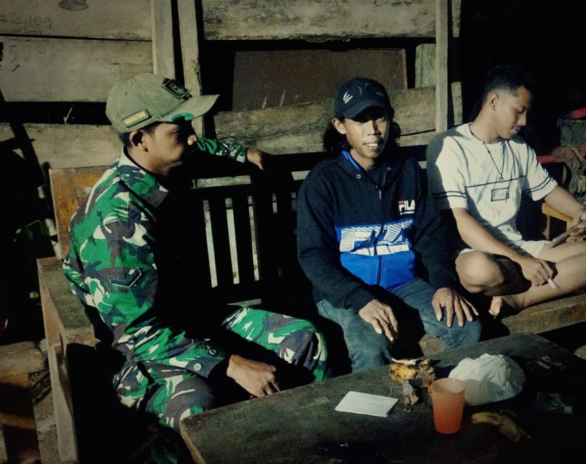 Tingkatkan Keamanan, Serda Mardian Laksanakan Siskamling di Wilayah Kecamatan Sukakarya, Kabupaten Musi Rawas