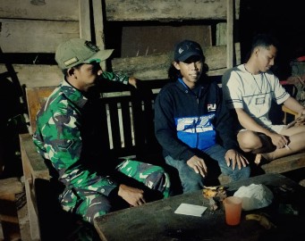 Tingkatkan Keamanan, Serda Mardian Laksanakan Siskamling di Wilayah Kecamatan Sukakarya, Kabupaten Musi Rawas