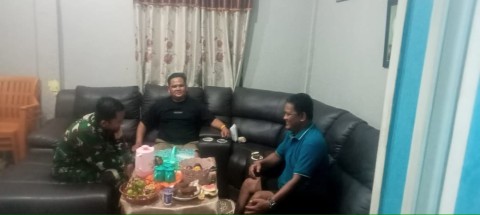 Sertu Ismail Babinsa Koramil 406-02/Rawas Ilir Laksanakan Komsos Bahas Keamanan Desa Tanjung Raja