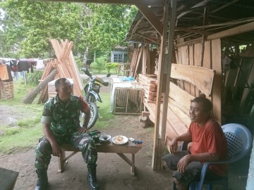 Babinsa Koramil 406-09/Terawas Laksanakan Komsos Bahas Serapan Gabah di Desa Sukamaju