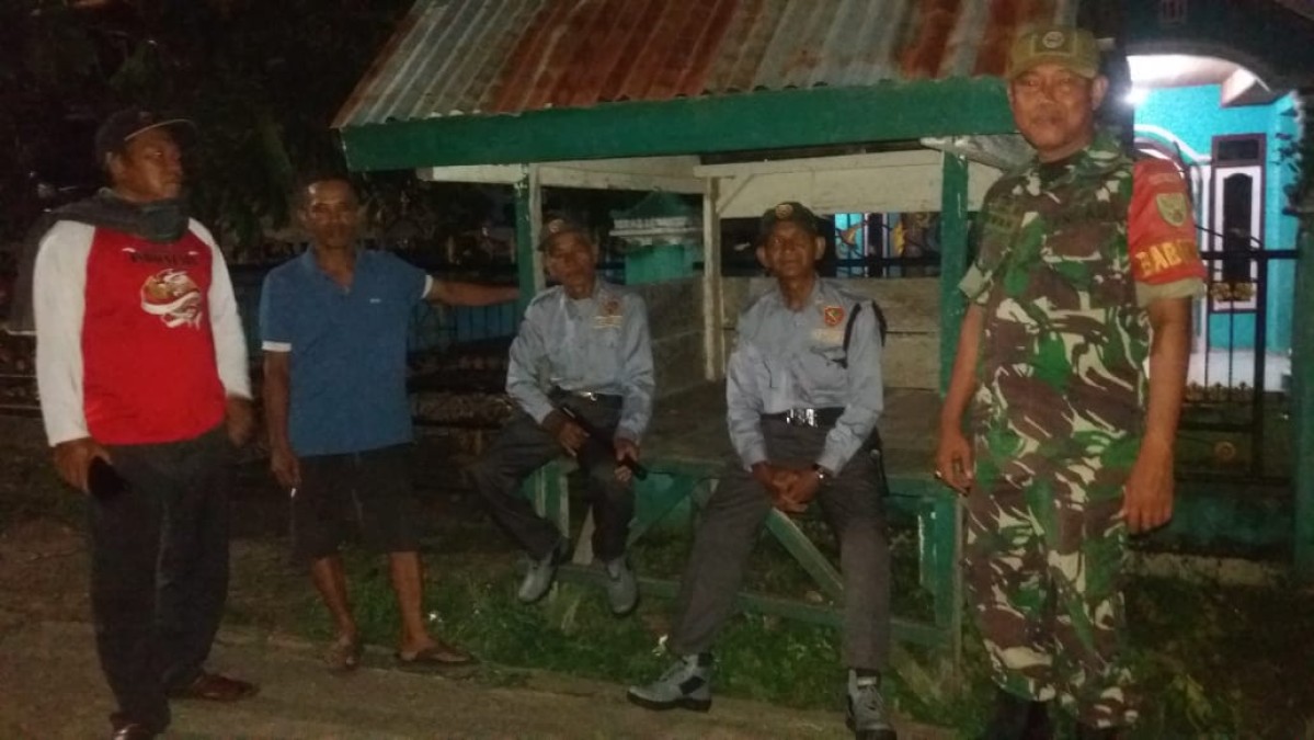 Babinsa Koramil 406-01/Rawas Ulu Laksanakan Patroli Siskamling di Desa Surulangun
