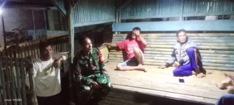 Babinsa Koramil 406-07/Jayaloka Serda Bendedes Laksanakan Patroli Siskamling Bersama Warga