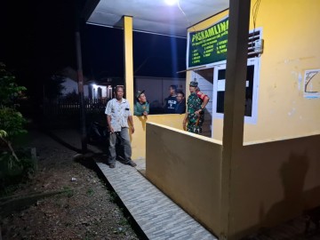 Menempuh Jarak 74 KM, Babinsa Koramil 406-01/Rawas Ulu Serda Musliadi Laksanakan Siskamling di Desa Sukomoro