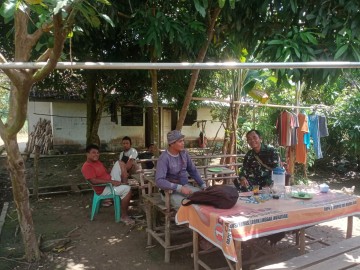 Tingkatkan kerjasama dengan masyarakat di desa binaan sertu Sutarno sambangi desa Semangus baru