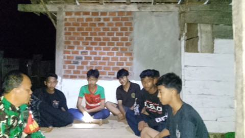 Babinsa Koramil 406-07/Jayaloka Laksanakan Siskamling Bersama Warga Demi Ciptakan Keamanan Wilayah