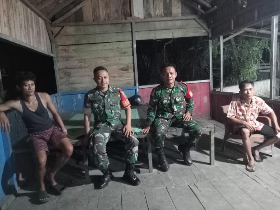 Praka Ridho Babinsa Koramil 406-03/Muara Rupit Laksanakan Patroli Siskamling di Desa Karang Anyar