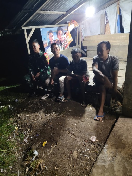 Babinsa Koramil 406-05/Muara Kelingi Laksanakan Siskamling di Desa Suka Mulya