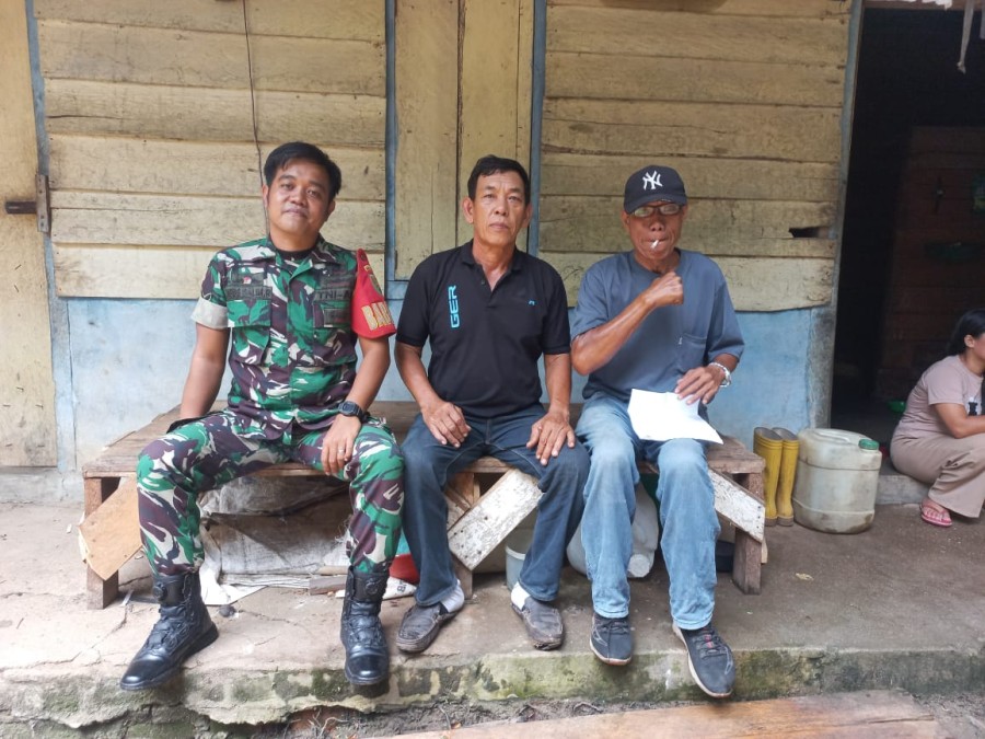 Serda Agus Salim, Babinsa Koramil 406-05/Muara Kelingi Jalin Silaturahmi dengan Warga Desa Suka Makmur