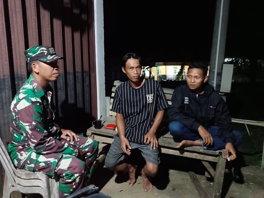 Babinsa Koramil 406-07/Jayaloka, Serda Ade Hermawan, Aktif Laksanakan Siskamling di Desa Purwodadi