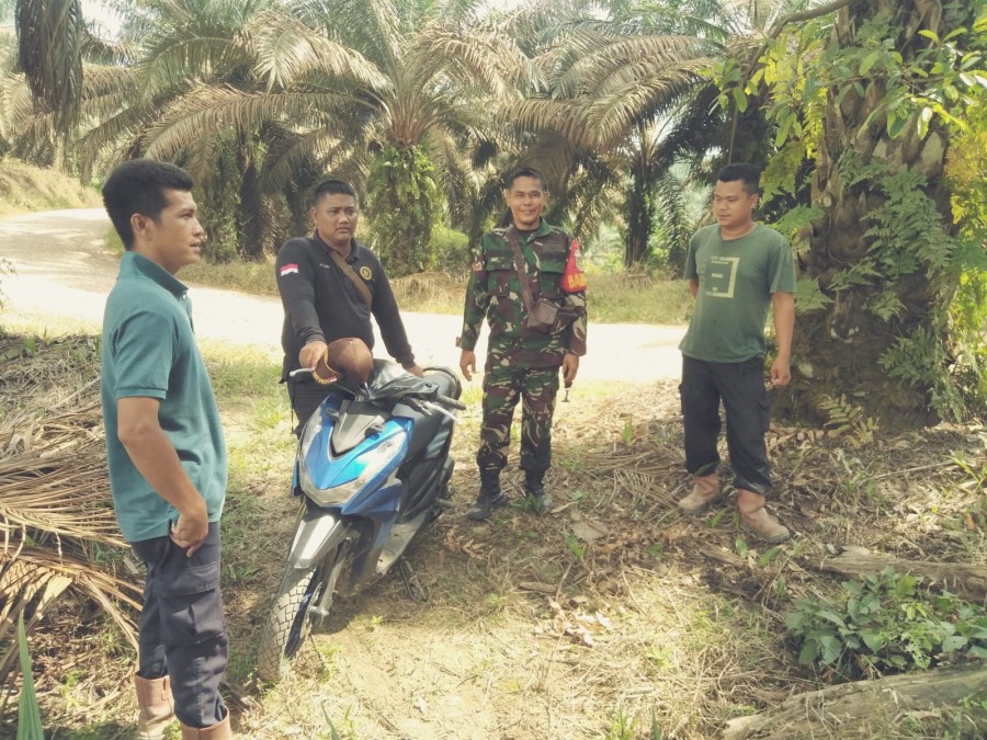 Babinsa Koramil 406-02/Rawas Ilir Laksanakan Komsos dengan Warga Desa Biaro Baru