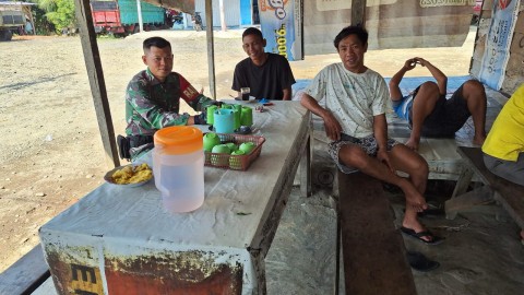 Babinsa Koramil 406-03/Rupit Ajak Warga Jaga Kebersihan Lingkungan Lewat Komsos