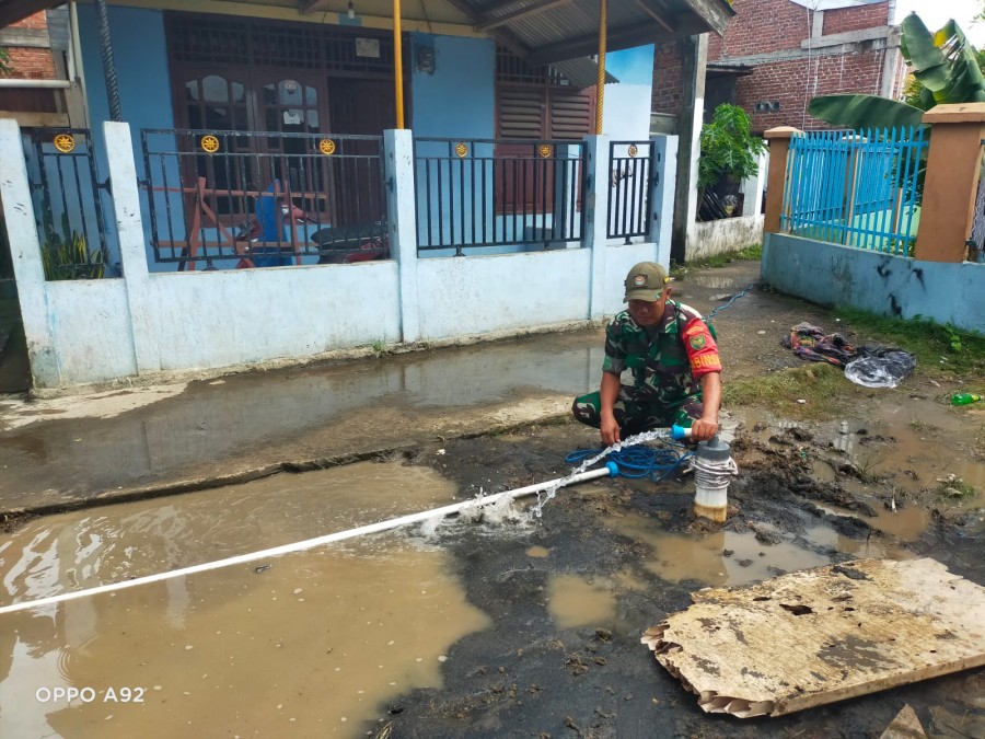Babinsa Koramil 406-08/Lubuk Linggau Monitoring Proses Pengeboran Manunggal Air Bersih di Kelurahan Lubuk Aman