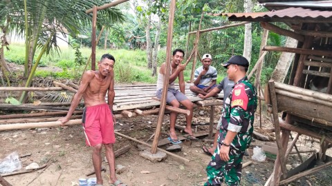 Sertu Wahyu Nugroho Babinsa Koramil 406-04/ Mura Lakitan jalin komsos dengan masyarakat di wilayah desa binaan