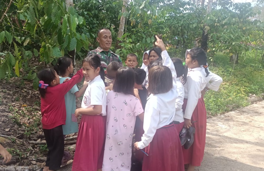 Babinsa Koramil 406-09/Terawas Berikan Motivasi Belajar kepada Siswa SD di Kecamatan Sumber Harta