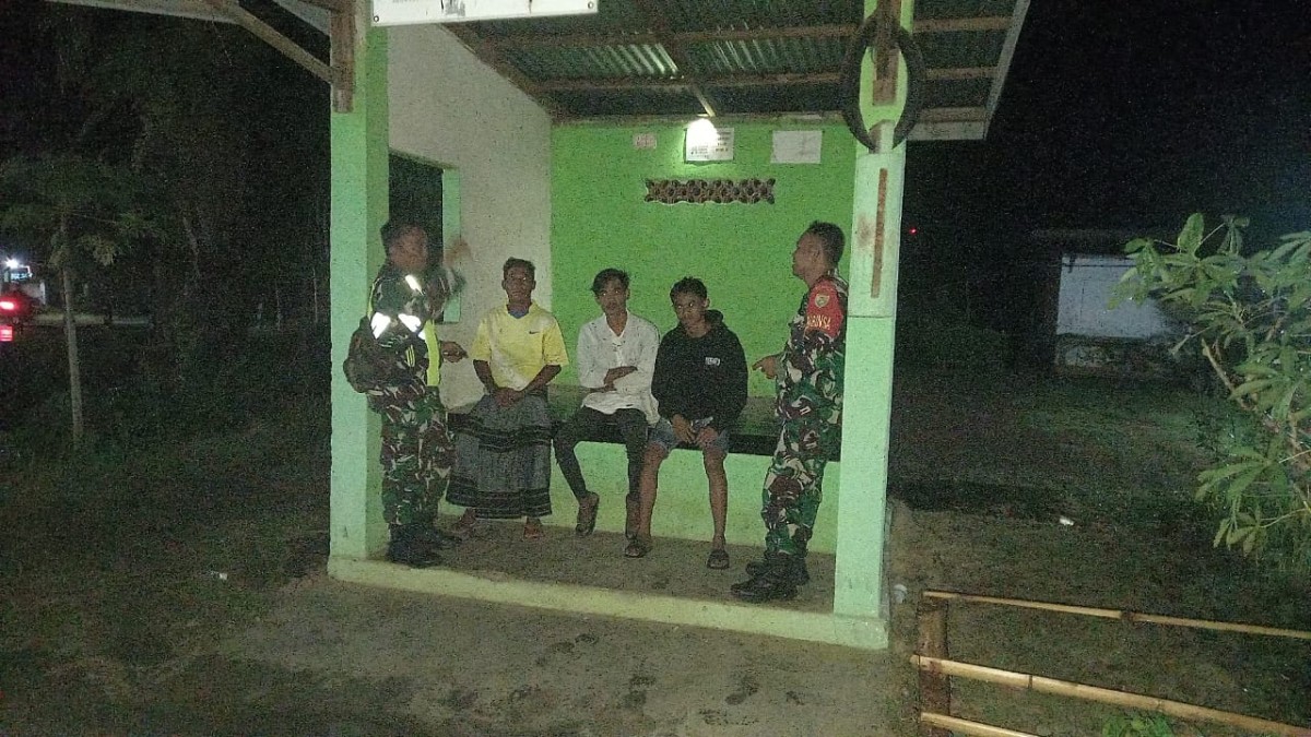 Babinsa Koramil 406-06/Tugumulyo Monitor Kegiatan Siskamling di Desa S Kertosari