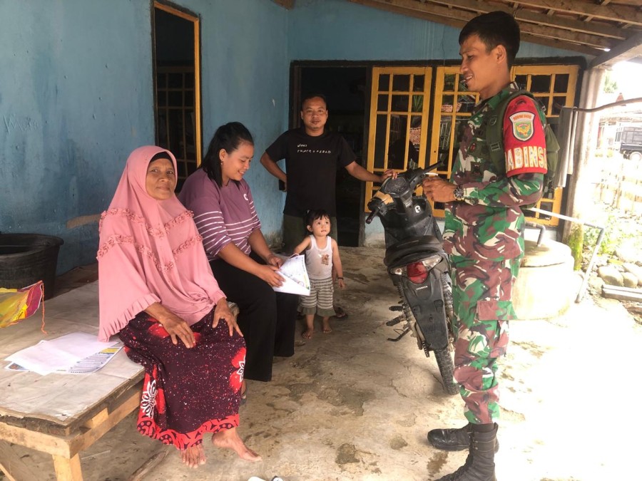 Babinsa Serda Fauzi Laksanakan Komsos Bersama Warga Desa Lawang Agung, Kecamatan Rupit